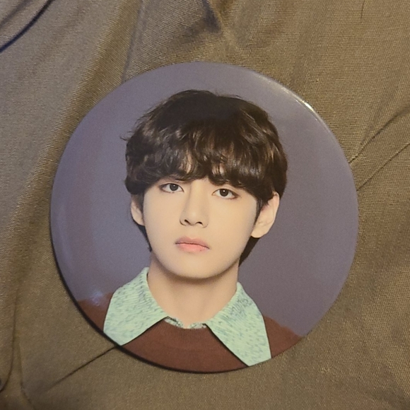 BTS Lucky Draw Pin. TAEHYUNG / V - Picture 1 of 4